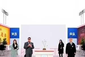 宠物店监控画面对照截图，左右两路摄像头时间轴并排